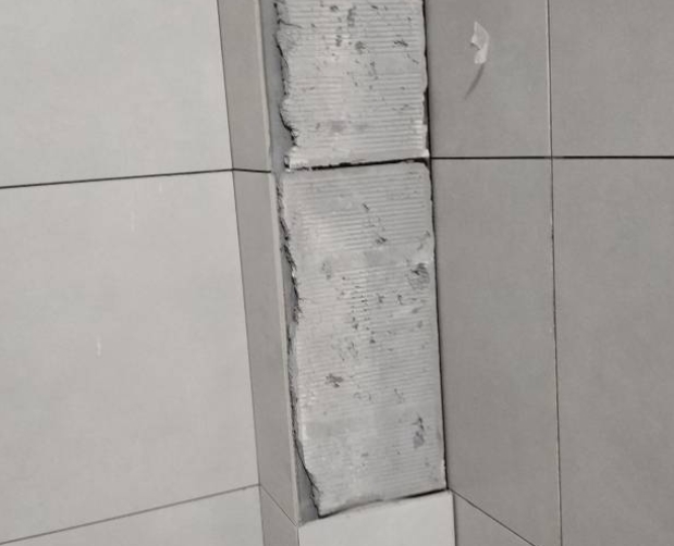 阿坝瓷砖空鼓维修公司分享下瓷砖施工前基层浇水润湿程度不足，可能导致以下问题