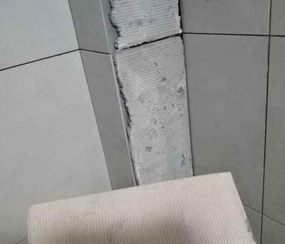 阿坝瓷砖空鼓维修公司分享下厨房瓷砖脱落的补救措施。